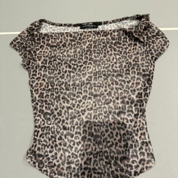 NWOT Silence + Noise Lara Off-The-Shoulder Top - Picture 3 of 6